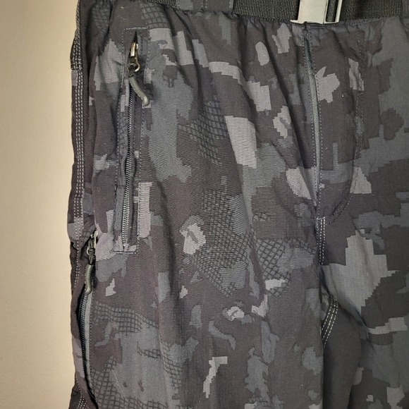 Endura Humvee Biking Cargo Shorts size XLarge in Black Camo w Belt - Picture 3 of 15